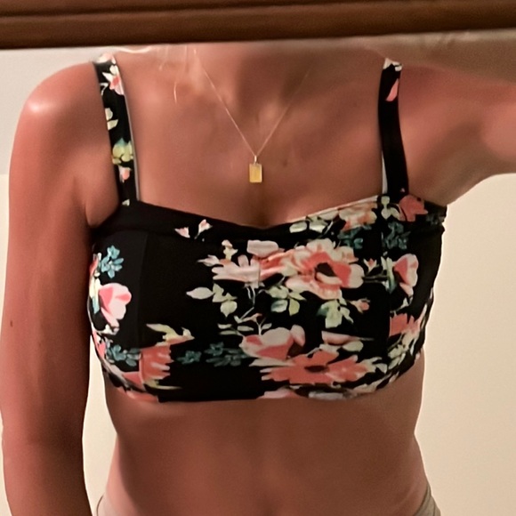 Black floral crop top - Picture 2 of 3